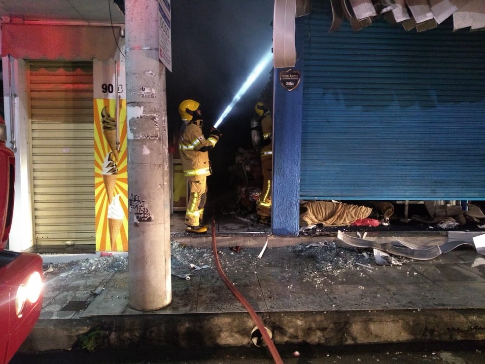 Loja de tecidos é atingida por incêndio em Ipatinga