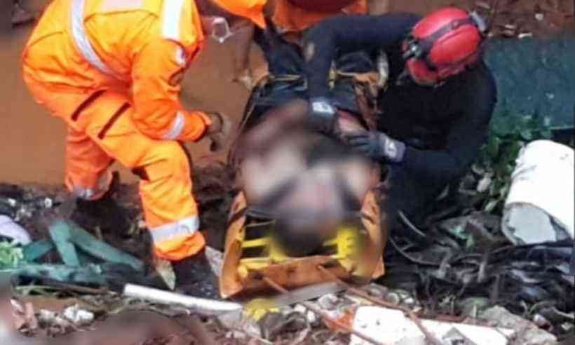 Moto com duas pessoas e uma criança cai em barranco em Montes Claros
