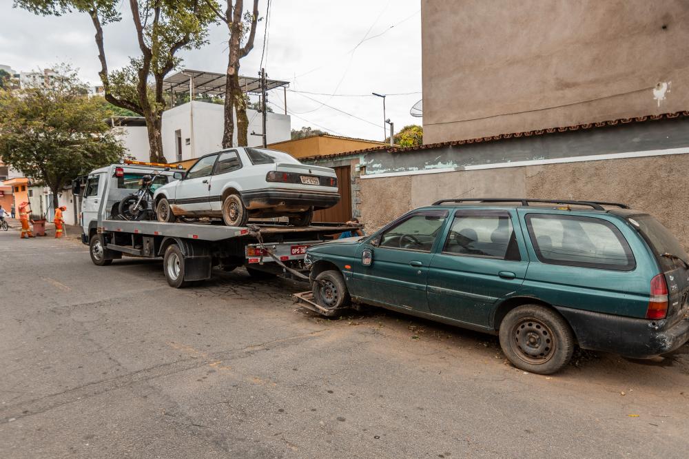 Prefeitura de Ipatinga inicia remoção de carcaças e veículos abandonados na cidade