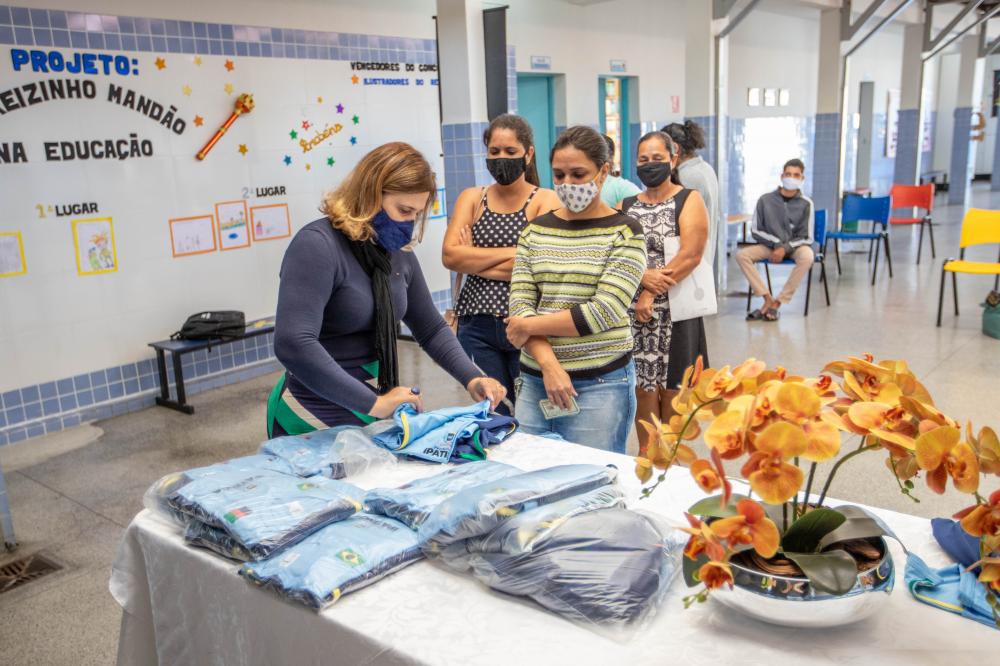 Prefeitura de Ipatinga inicia distribuição de uniformes escolares