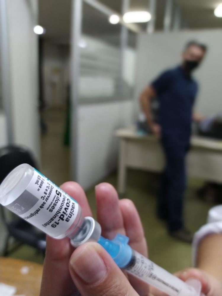 Estagiários de saúde recebem primeira dose de vacina em Ipatinga