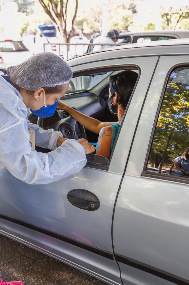 Drive-thru no Ipatingão vacina pessoas acima de 40 anos