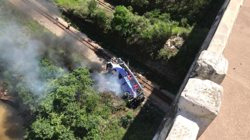 Urgente: Ônibus cai de ponte na BR-381 próximo a João Monlevade