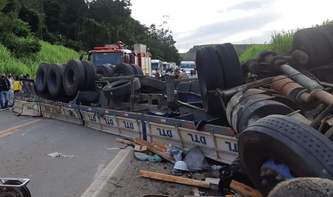 Homem morre e filho fica ferido em acidente com carreta na BR-381