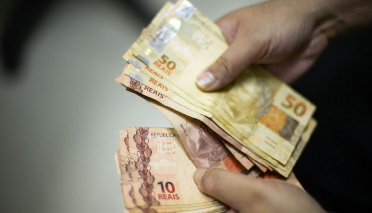Salário mínimo passa a valer R$ 1.100 a partir desta sexta-feira