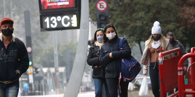 Com o frio, Rio monta postos para atendimento à população vulnerável