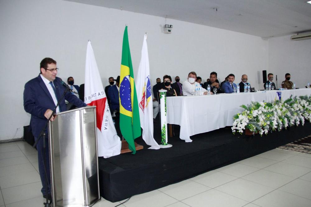 Prefeito reeleito em Fabriciano e vice tomam posse