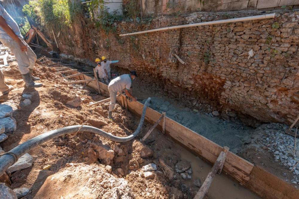 Muro de arrimo na Vila Celeste recebe concretagem da base 