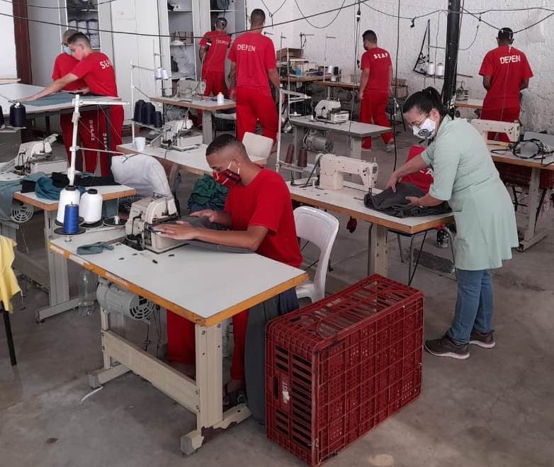 Detentos de Contagem produzem colchas, fronhas e mantas para doação a Lar de idosos