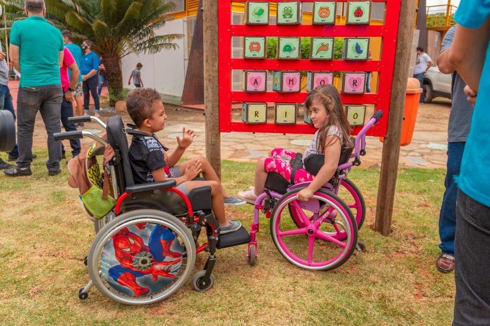 Ipatinga inaugura no Parque Ipanema primeiro conjunto de brinquedos inclusivos
