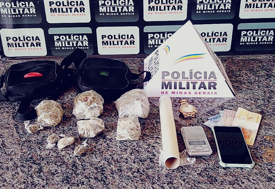 Dupla em moto é detida ao ser flagrada com drogas em Fabriciano
