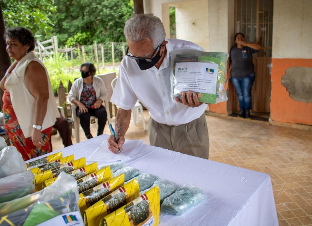  Kits do Projeto Produtivo são entregues a famílias em Santana do Paraíso 