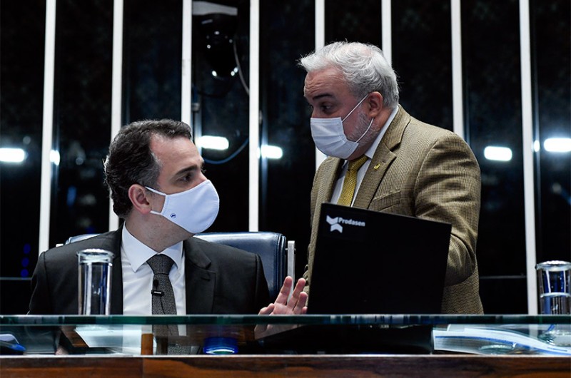 Em meio à alta do petróleo, Senado retoma discussão de PLs sobre combustíveis