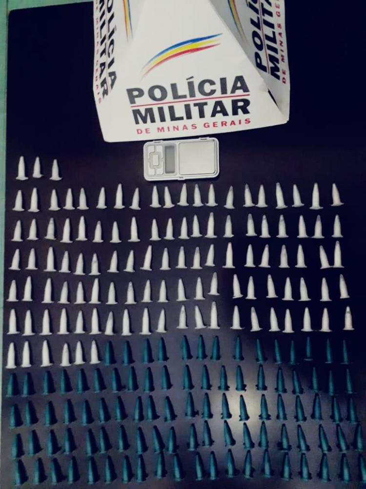 Polícia apreende mais de 200 pinos de cocaína durante operação, em Timóteo