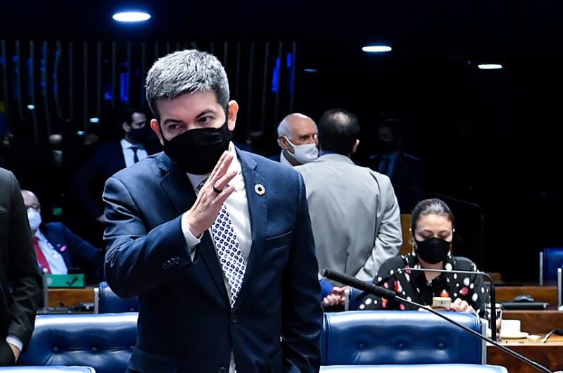 CE vai votar convocação de ministro por denúncia de favorecimento na Educação