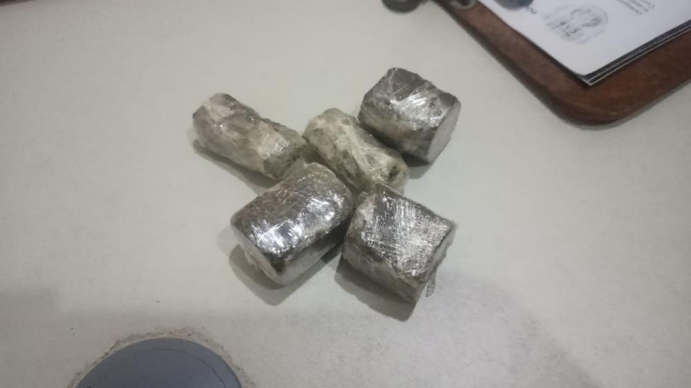 Polícia apreende drogas e celulares que seriam repassados aos detentos do Ceresp de GV