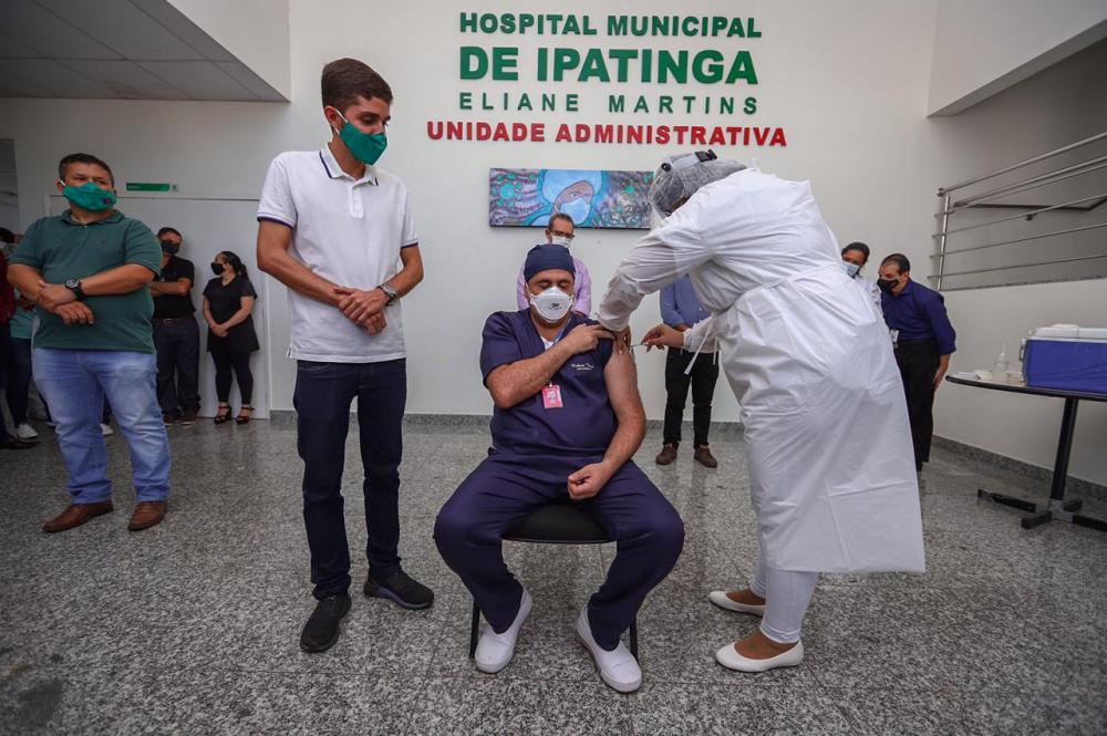 Enfermeiro é a primeira pessoa a ser vacinada contra a Covid-19 em Ipatinga