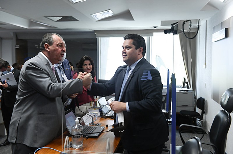 Reunião da CCJ é cancelada, e análise de reforma tributária e projeto sobre armas é adiada