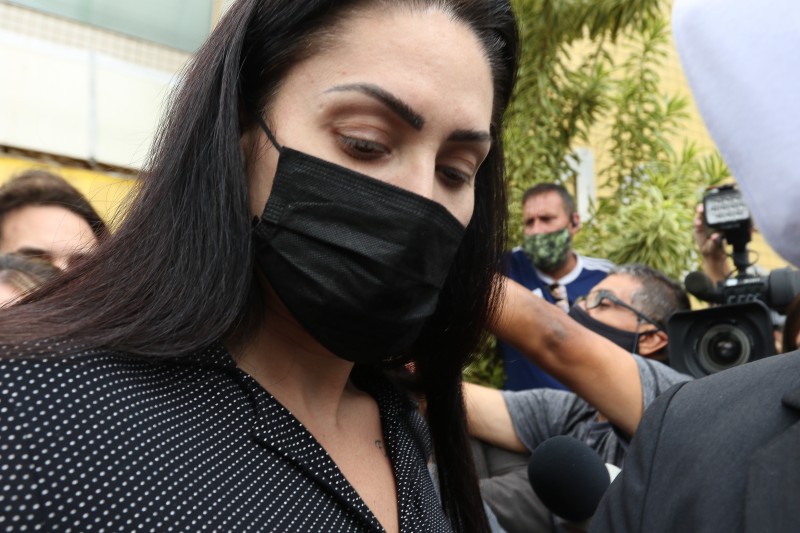 Mãe do menino Henry Borel coloca tornozeleira eletrônica 