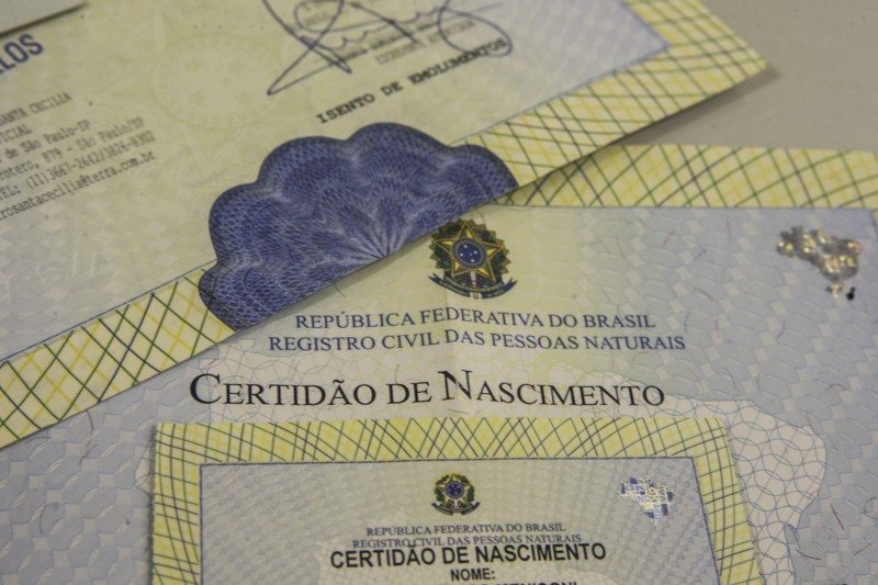 Brasil reduz subnotificação de nascimentos e mortes, indica IBGE 