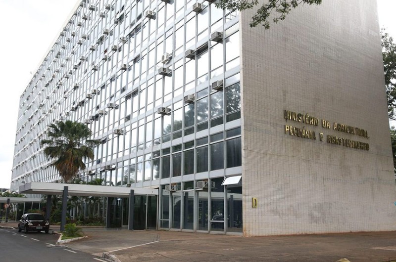 Lei prorroga contratos temporários no Ministério da Agricultura e na ANS