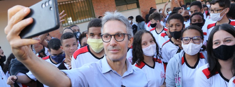 Governador visita escola em Caeté que recebeu computadores e passou por reformas