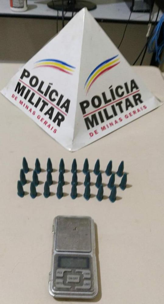 PM faz operação e apreende materiais que podem ser de gangue, em Timóteo