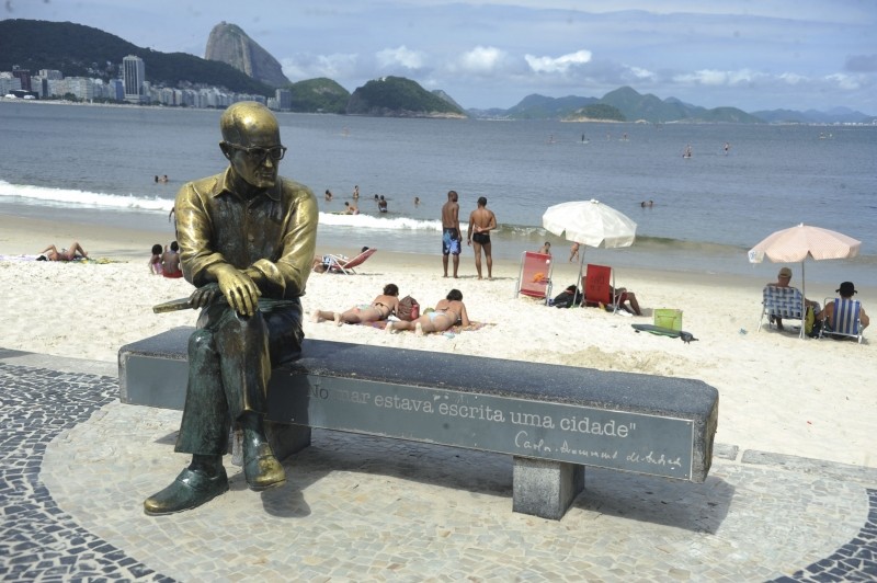 Óculos furtados da estátua de Drummond serão repostos em um mês