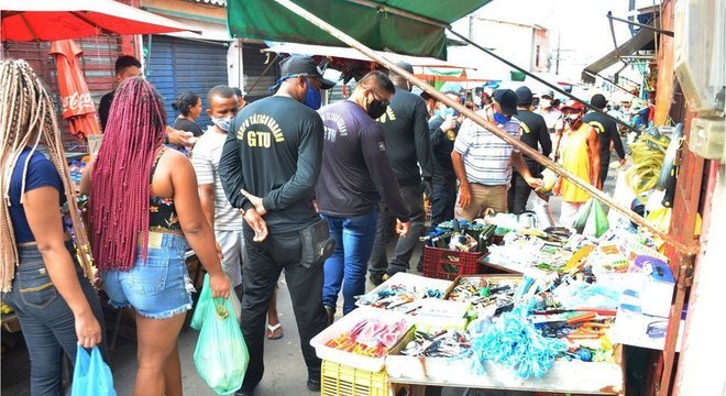 Primeira capital do Brasil em lockdown tem ruas lotadas e trânsito intenso