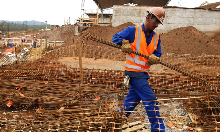 Confiança na construção civil recua, após seis meses de alta