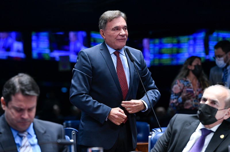 Álvaro Dias destaca dedução de gastos com remédios no Imposto de Renda