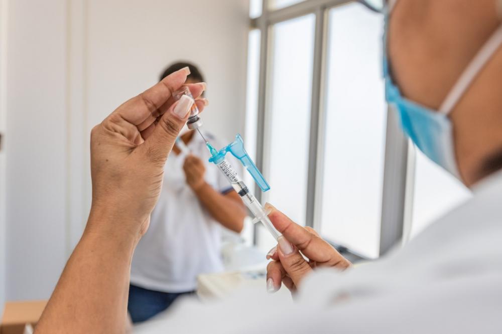 Ipatinga inicia imunização de idosos contra Covid-19 