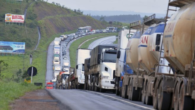 Ameaça de greve de caminhoneiros não prejudica trânsito em rodovias