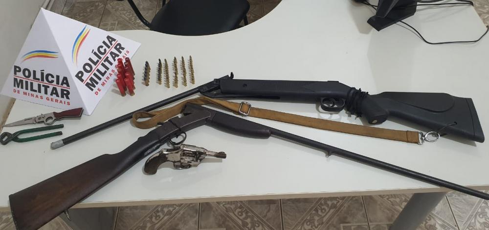 Armas e munições são apreendidas pela Polícia Militar, em São Domingos do Prata