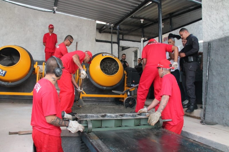 Detentos do Presídio de Congonhas vão produzir mais de dois mil pequenos blocos de cimento por dia