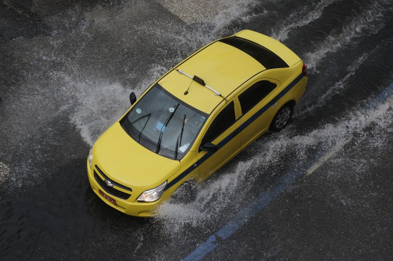 Chuva de granizo e temporal atingem o Rio de Janeiro