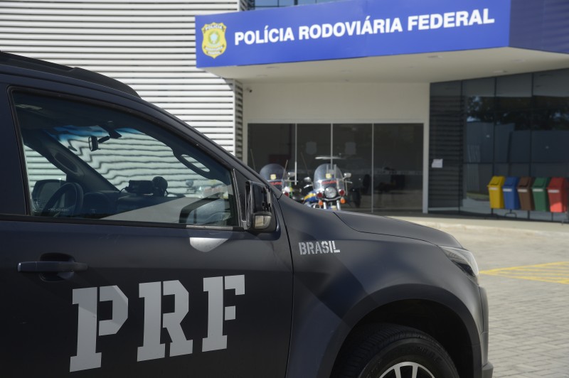 PRF e Receita apreendem 50 mil aventais cirúrgicos na Via Dutra