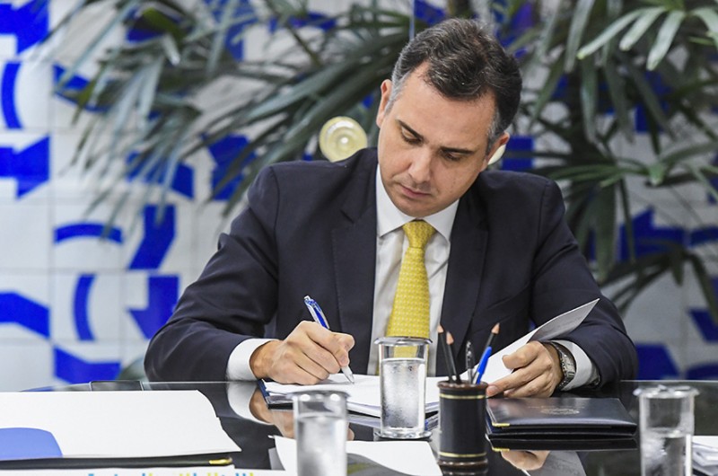 Promulgada lei que garante Auxilio Brasil até dezembro de 2022