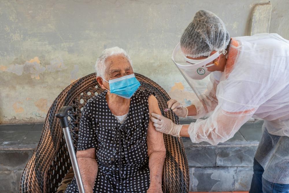 Ipatinga inicia imunização de idosos acima de 90 anos