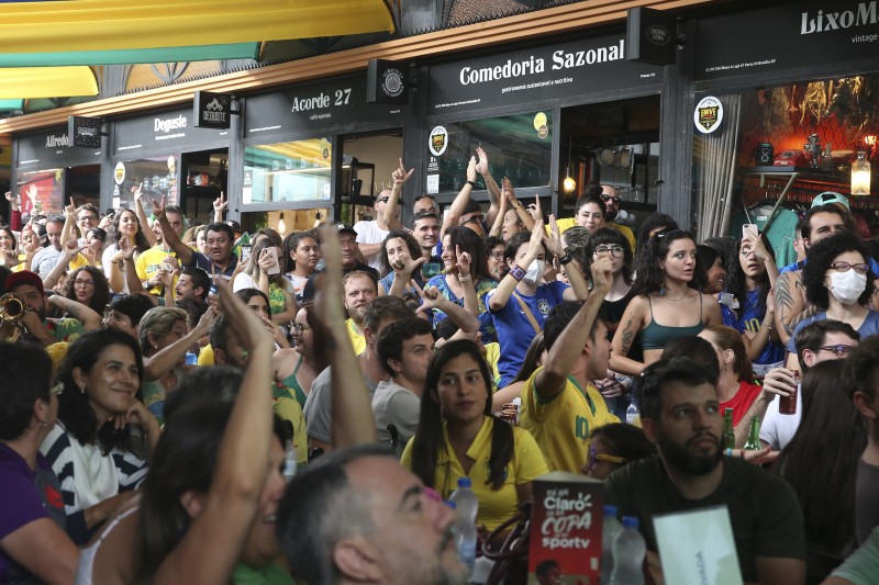 Torcida acompanha vitória da seleção brasileira com nervosismo