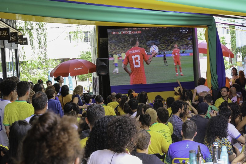 Entre uma venda e outra, comerciários acompanham vitória do Brasil