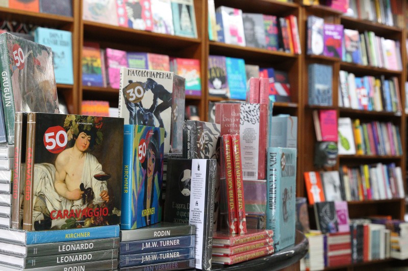 Pirataria de livros é alvo de operação em quatro estados