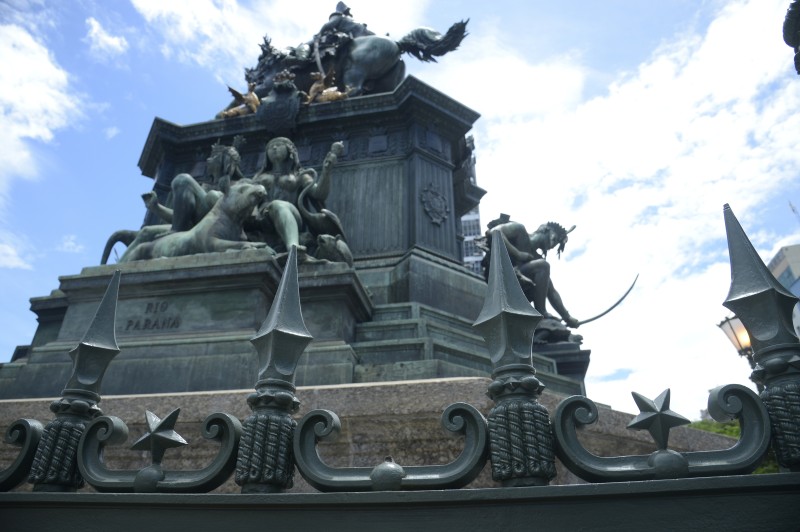Monumento reinaugurado para o bicentenário é depredado no Rio