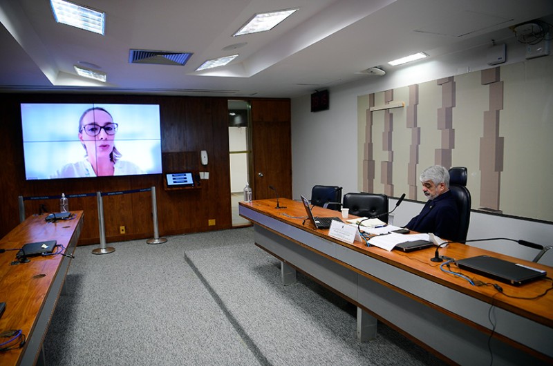 Debatedores defendem liberdade para Assange e exaltam papel da imprensa na democracia