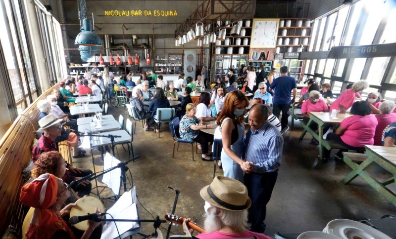 Idosos participam de almoço de Natal promovido pelo Servas e chef Léo Paixão   