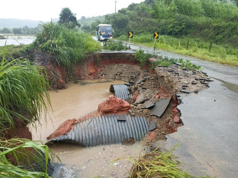 DER-MG trabalha para liberar tráfego na MG-105, em Pavão, no Vale do Jequitinhonha