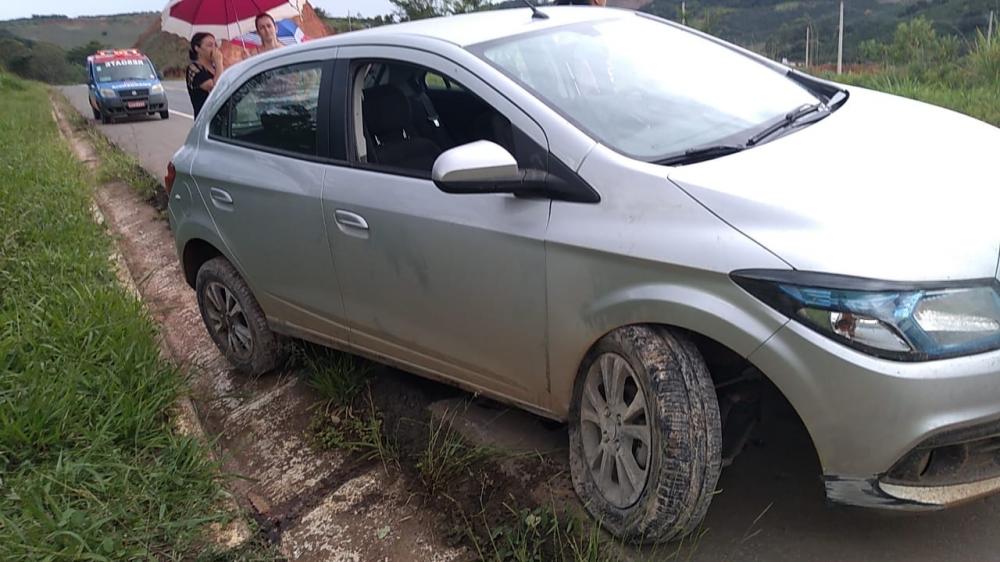 Batida entre carro e moto deixa jovem ferido em Santa Bárbara do Leste