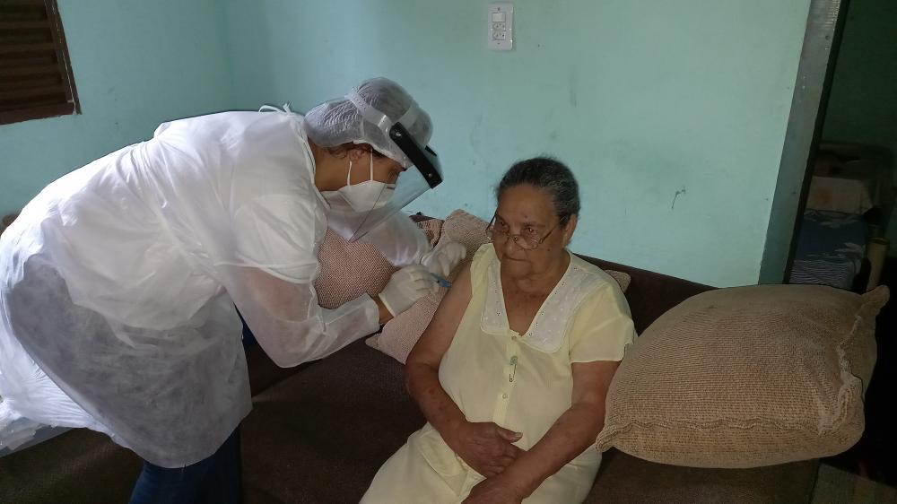Idosos a partir de 90 anos são vacinados em Santana do Paraíso