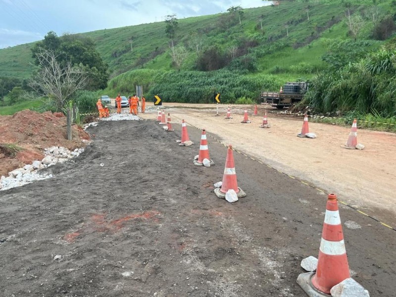 DER-MG libera passagem de veículos leves na MG-105, em Pavão, no Vale do Jequitinhonha