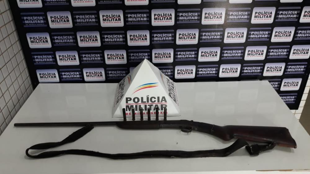 Após denúncia, PM apreende arma de fogo em Caratinga